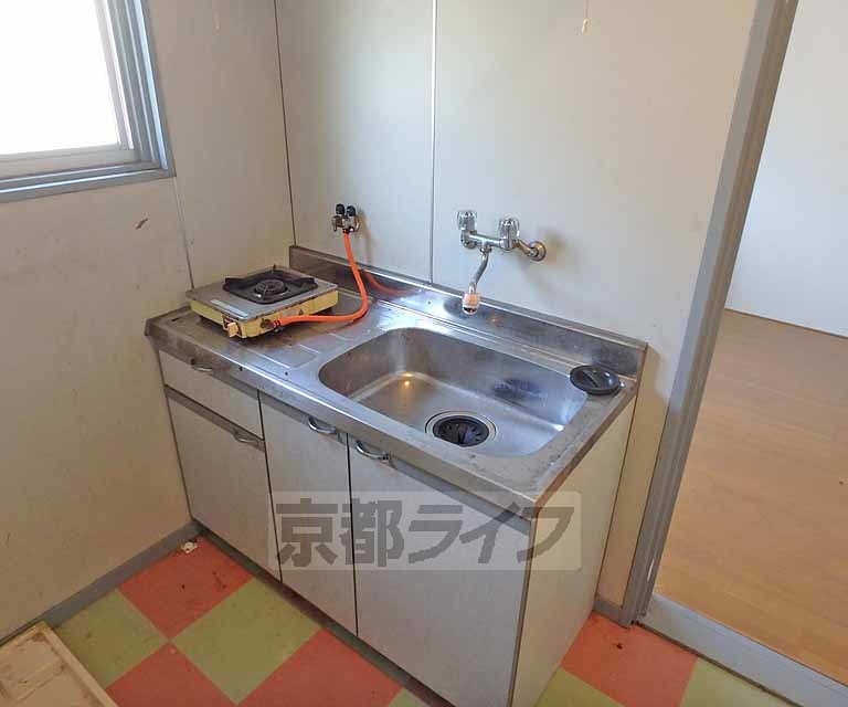 キッチン　窓に面した明るいキッチンスペースです