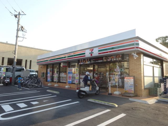 コンビニ　セブンイレブン（コンビニ）まで200m