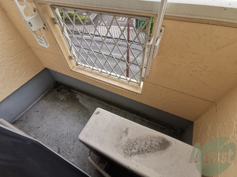 バルコニー　バルコニーは洗濯物を干すのに十分な広さです。