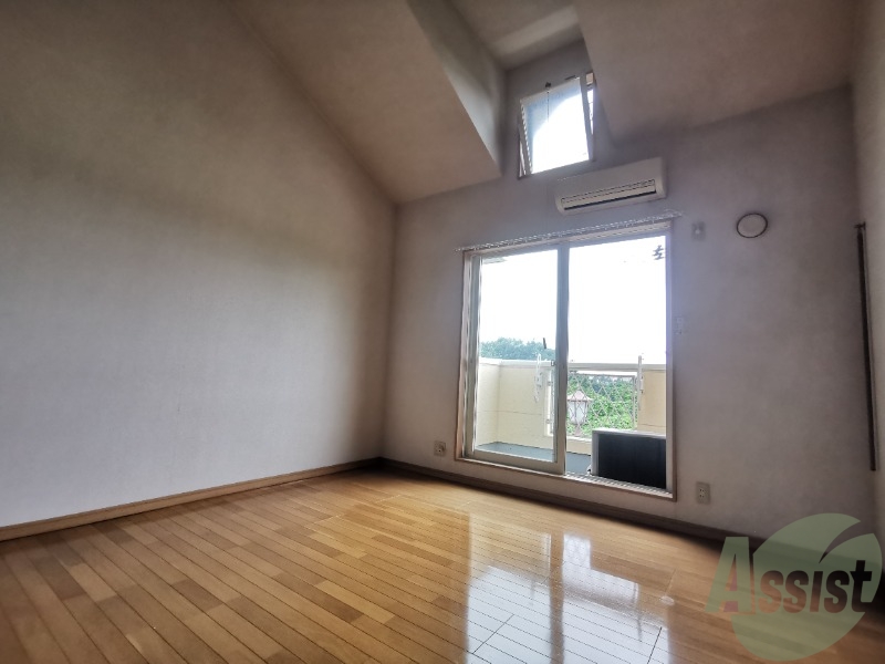 居室・リビング　９．５帖の洋室になります。窓が大きく明るいですね！