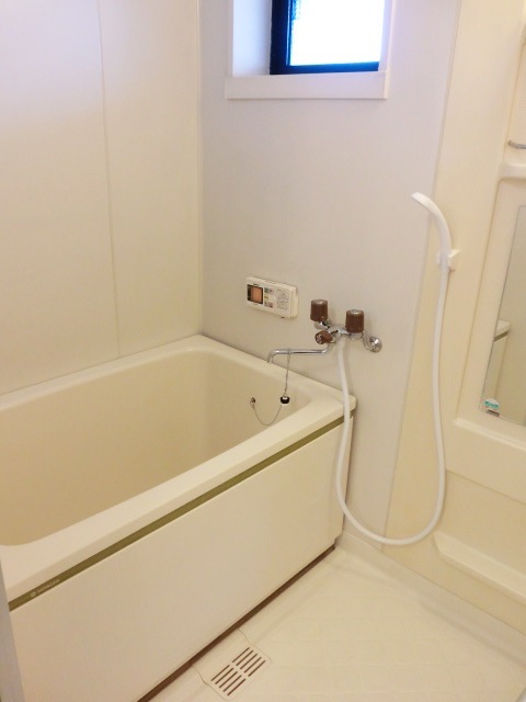 バス・シャワールーム　※別室参考写真　窓のある明るいバスルームは、追焚き付き