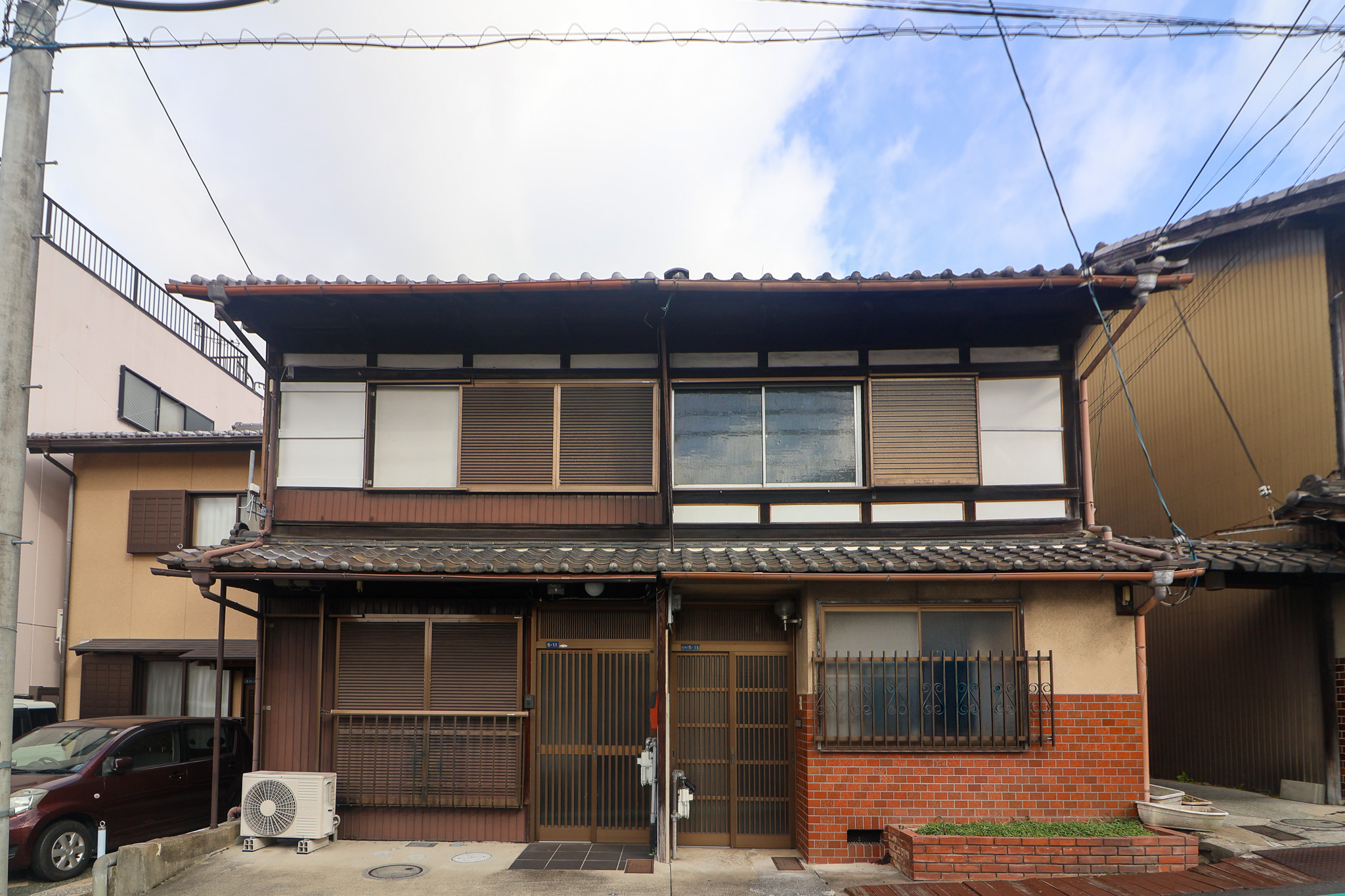 建物外観　←西棟　東棟→