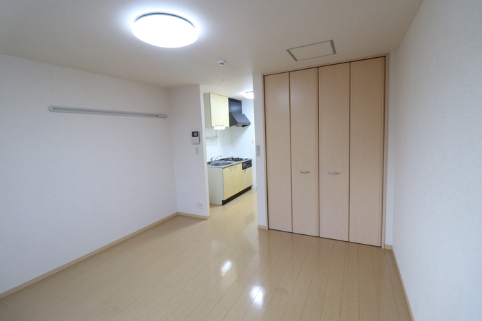 居室・リビング　落ち着いた色調の洋室です