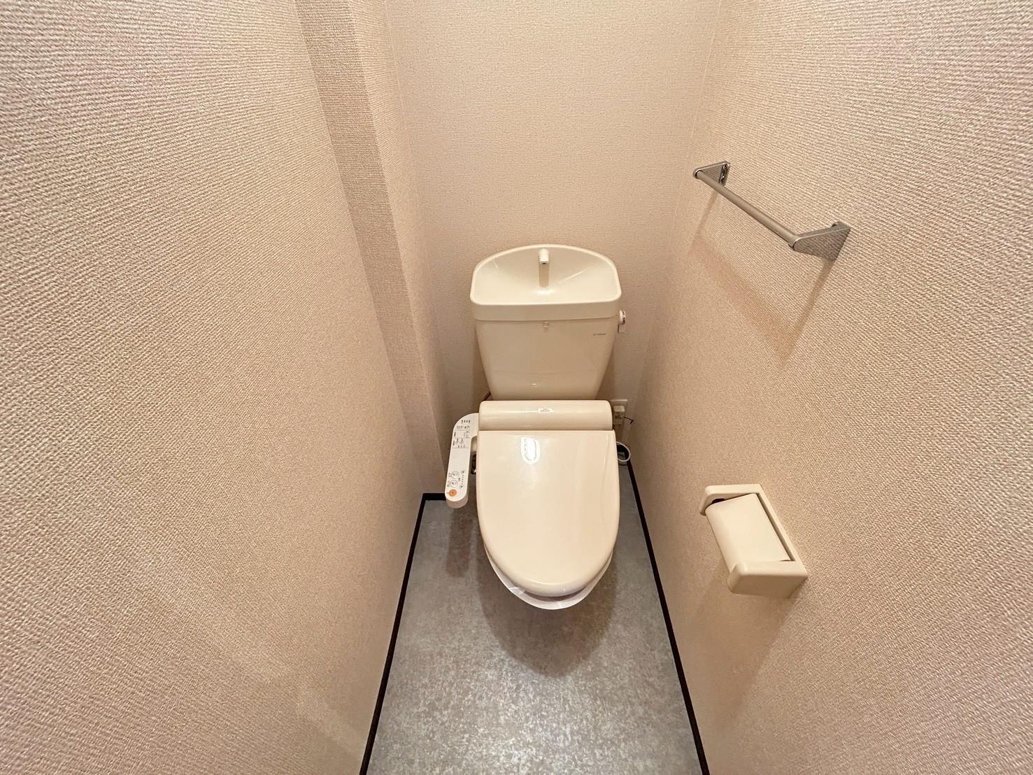 トイレ　温水洗浄暖房便座付トイレ（同タイプ）