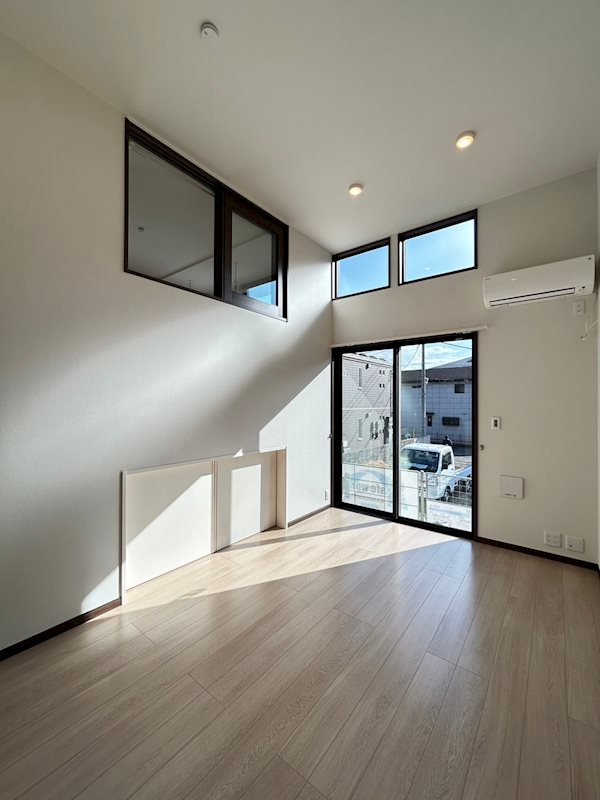 居室・リビング　天井が高く光が差し込む開放感のあるリビングです。