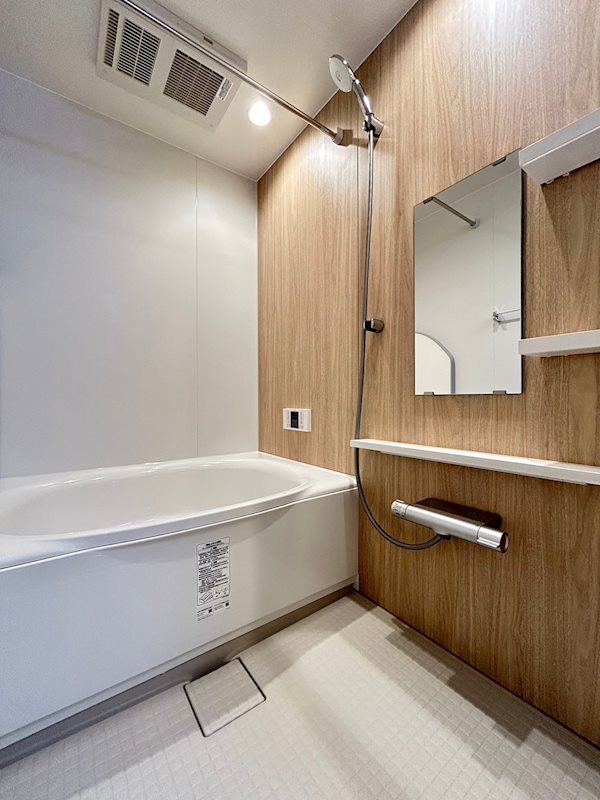 バス・シャワールーム　浴室乾燥機・追い焚き機能付きの設備が整った浴室です。