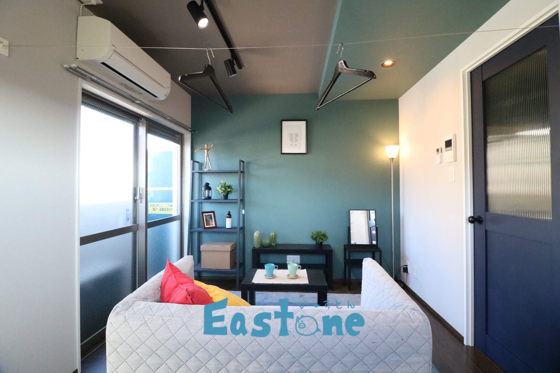 居室・リビング　ブルーのクロスがアクセントでおしゃれ♪