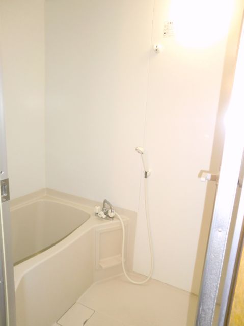 バス・シャワールーム　ゆったりくつろげるお風呂。