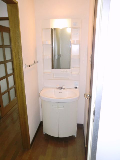 洗面設備　便利な独立洗面化粧台。