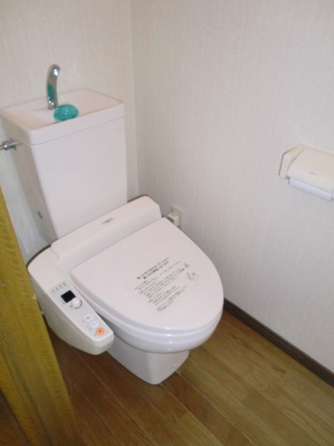 トイレ　快適設備のシャワー付きトイレ。