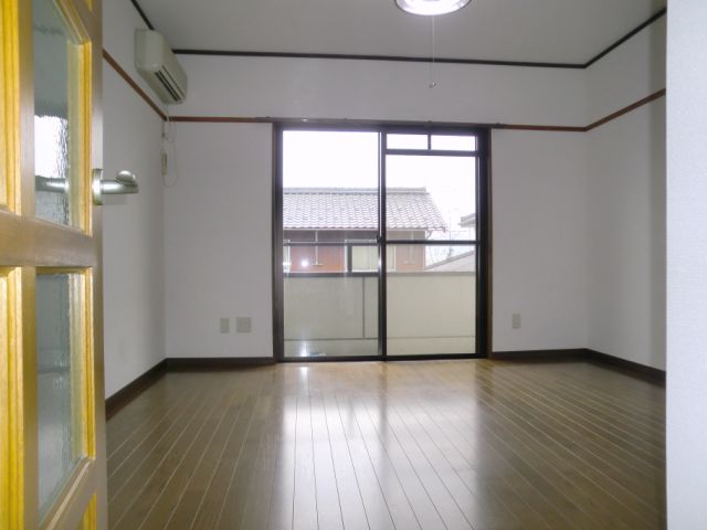 居室・リビング　日当たりの良いお部屋。