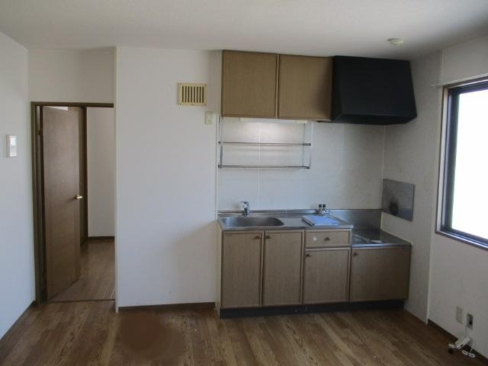 居室・リビング　同物件の別部屋になります。