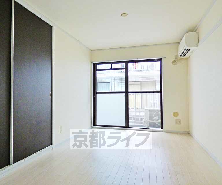 居室・リビング　広々とした室内です。