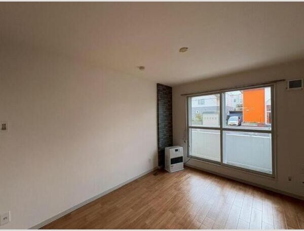 居室・リビング　明るい居間で気持ちまで明るくなりますね！