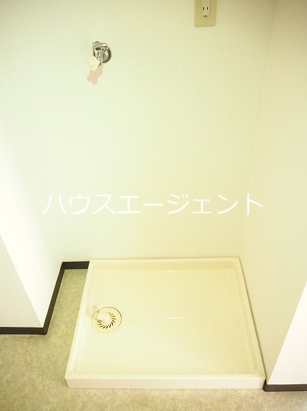 その他設備　室内洗濯機置き場です※参考写真は別号室です。