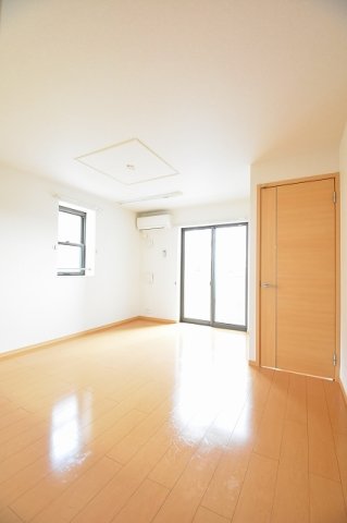 居室・リビング　こちらのリビングで趣味の時間をお楽しみください