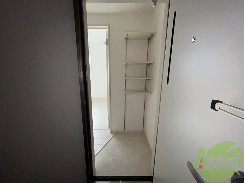 玄関　玄関から部屋の様子を撮影しました。段差が少なくて安全です。