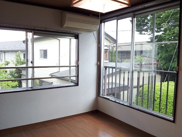 居室・リビング　２面採光で明るいお部屋