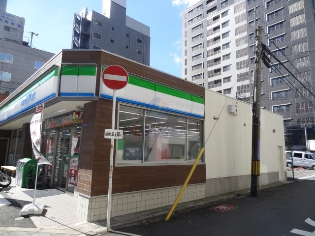 コンビニ　ファミリーマート（コンビニ）まで52m