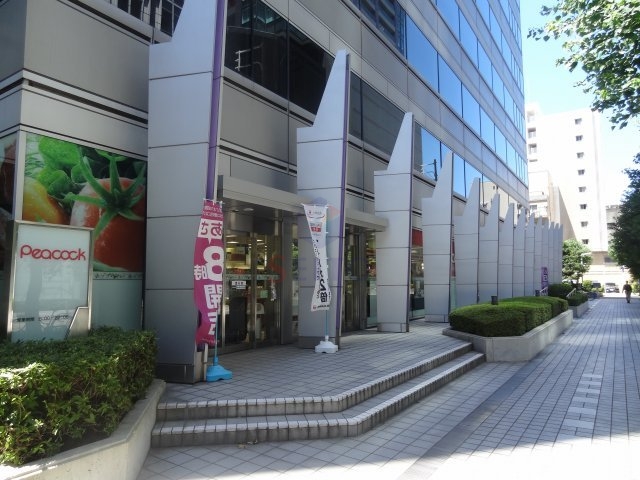 スーパー　ピーコックストア西梅田店（スーパー）まで64m