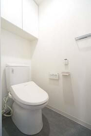 トイレ　落ち着いた色調のトイレです