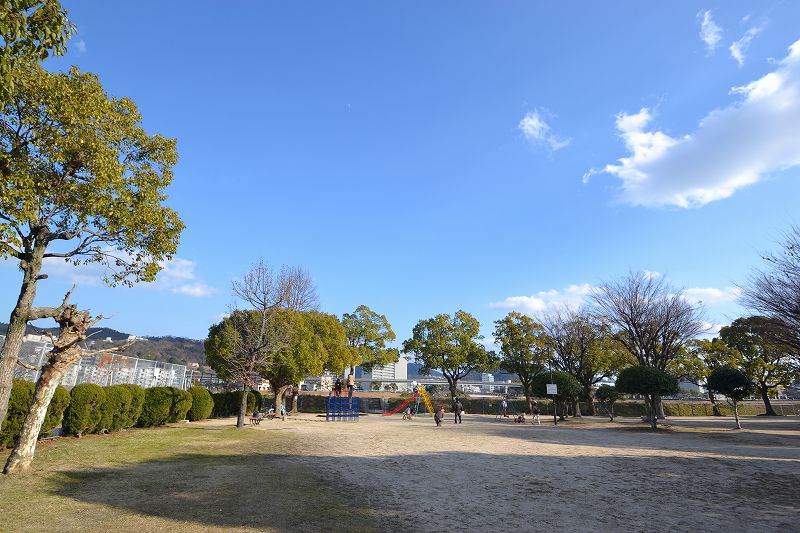 【広島市西区三篠町のマンションの公園】