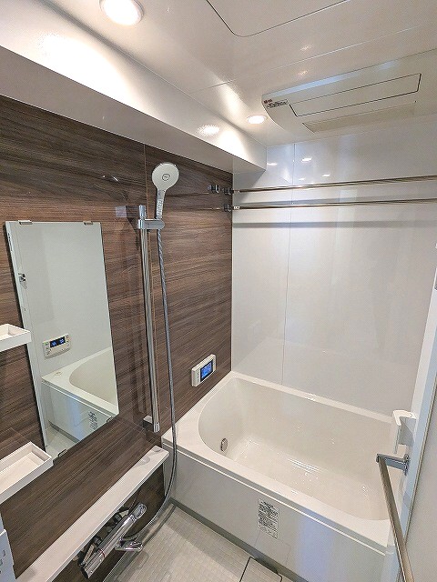 バス・シャワールーム　追焚オートバス、浴室換気乾燥機、浴室TV付、大型のシャワーヘ