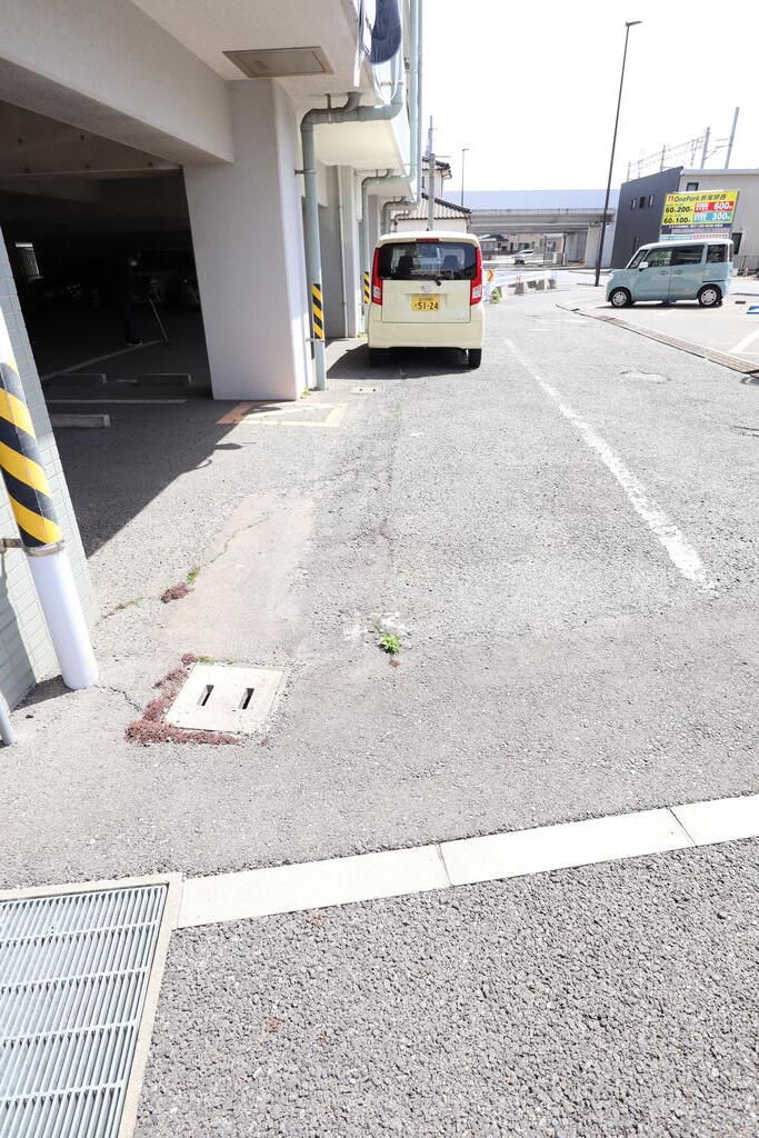 【メゾンモンブラン学園通りの駐車場】