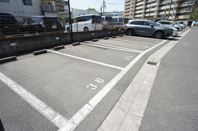 【吹田市山田市場のマンションの駐車場】