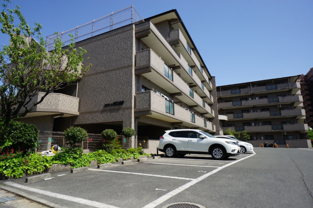 吹田市山田市場のマンションの建物外観