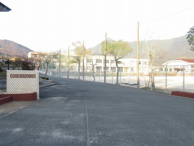 【防府市岩畠のアパートの中学校】