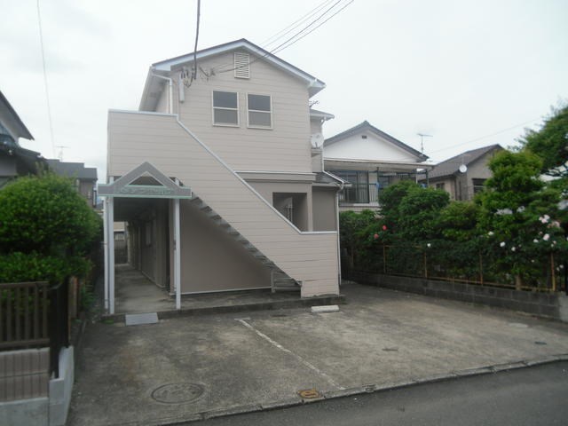 秦野市本町のアパートの建物外観