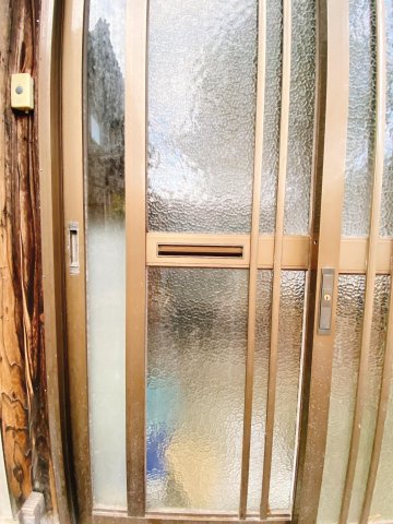 セキュリティ　格子戸が風情を感じさせます。防犯面でも安心です。