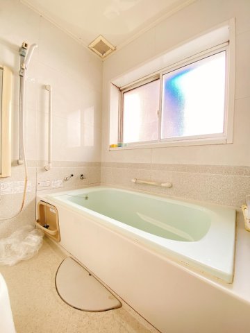 バス・シャワールーム　足を伸ばしてゆったりくつろげる広々とした浴槽。