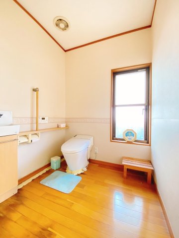 トイレ　窓があり、換気もできる清潔なトイレです。