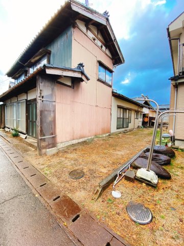 駐車場　駐車スペースも広々。来客時も安心です。