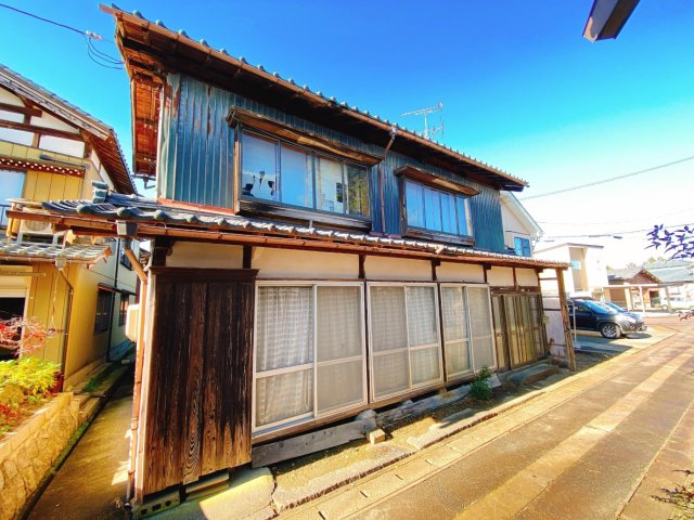 建物外観　和の趣を感じる落ち着いた外観。心安らぐ住まいです。