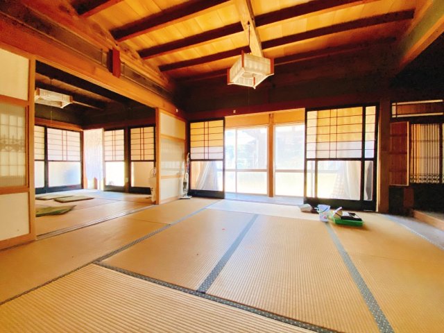 居室・リビング　開放感あふれる広々としたリビング。