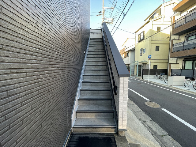 【東大阪市寿町のアパートのエントランス】