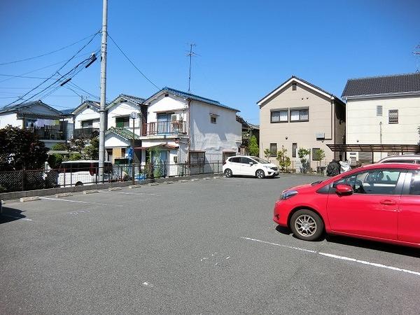 【グランシャリオ　１棟の駐車場】