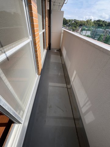 バルコニー　マンション敷地内にゴミ置き場があるのは助かりますね！