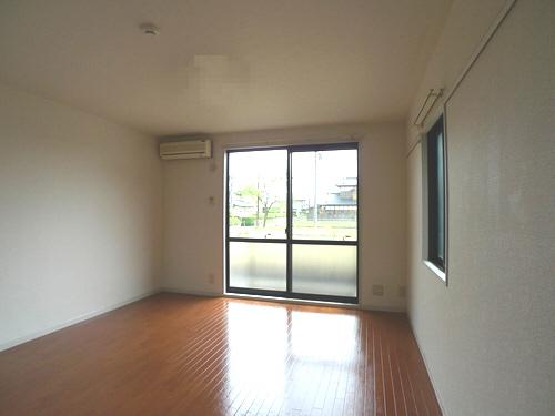 居室・リビング　７．２帖。角部屋で２面採光。エアコン付。アクセントクロス。