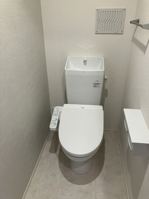 トイレ　３０３　温水洗浄暖房便座トイレ