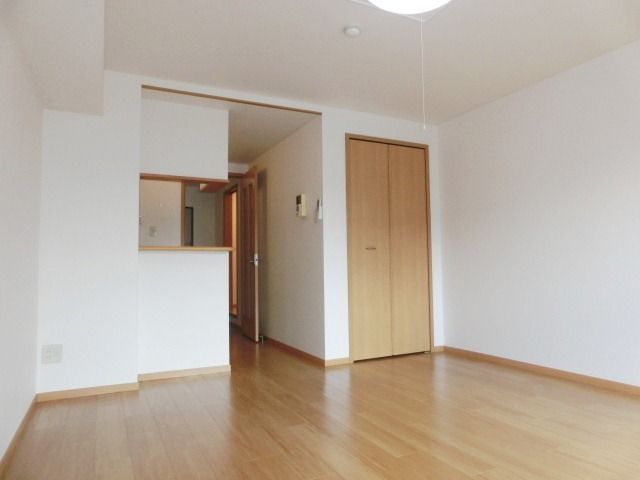 居室・リビング　白を基調としたシンプルなデザインです。