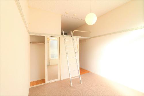 居室・リビング　他一部、号室では家具家電付きのお部屋もご用意しております。