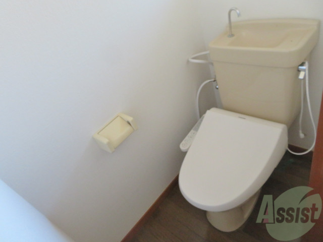 トイレ　トイレは狭すぎず、広すぎない感じが良いですね。