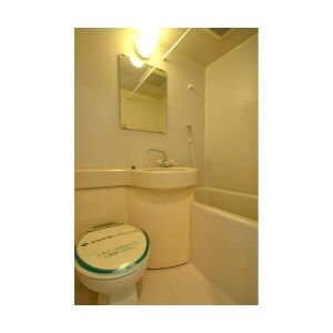 洗面設備　鏡付きの洗面台です。