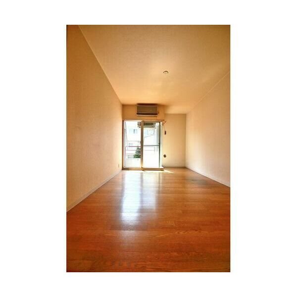 居室・リビング　日当たり良好の明るいお部屋です。