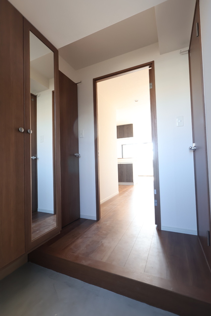 玄関　※３０１号モデルルームの写真になります。