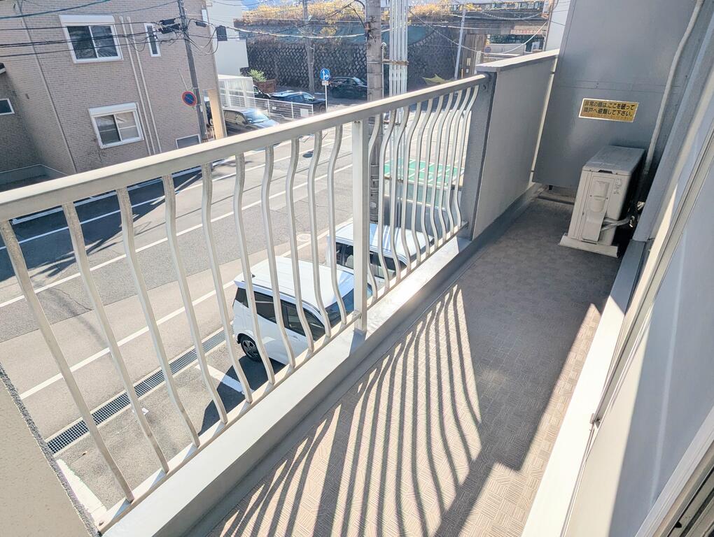 バルコニー　洗濯物や布団をたっぷり干せるのがうれしいバルコニー